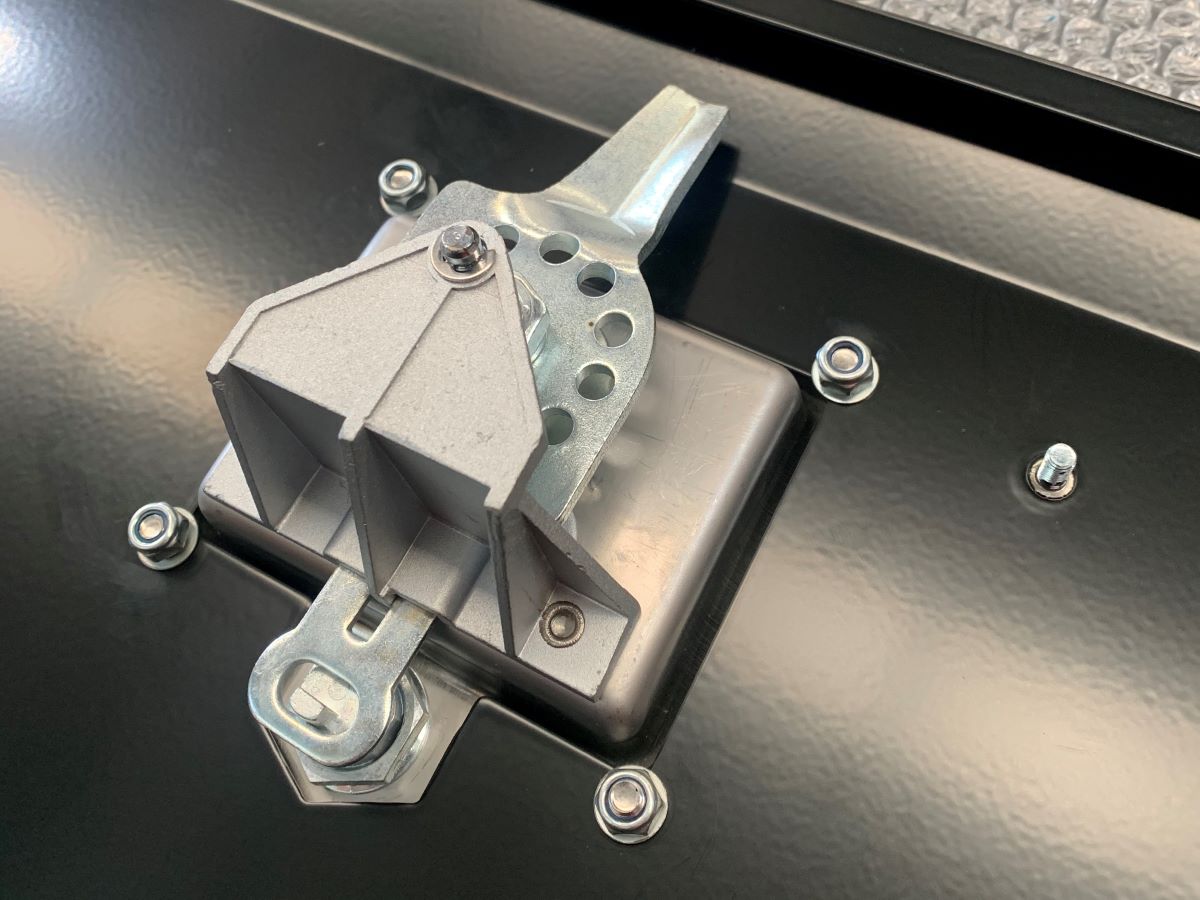 metal toolbox lockable mechanism